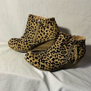 Girls leopard booties size 1